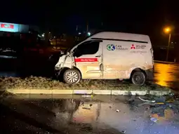 Afyon'da Kavşak Kazası: Kamyon-Minibüs Çarpıştı
