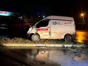 Afyon'da Kavşak Kazası: Kamyon-Minibüs Çarpıştı