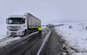 Afyonkarahisar'da Kar Yağışı Ulaşımı Felç Etti