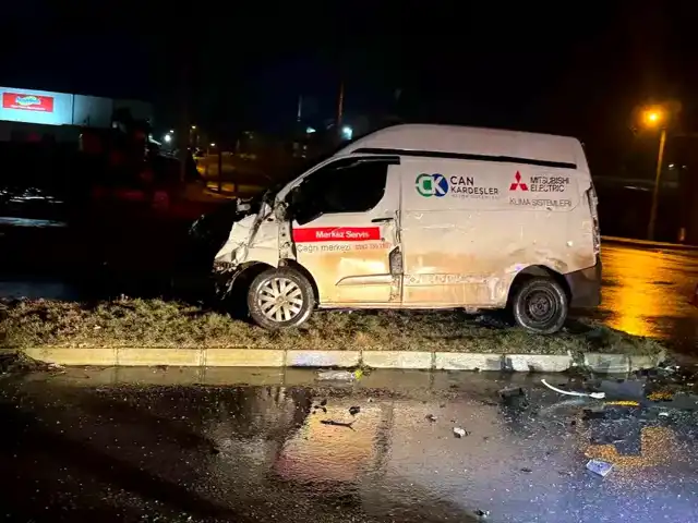 Afyon'da Kavşak Kazası: Kamyon-Minibüs Çarpıştı