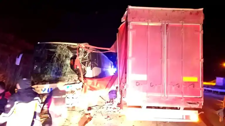 Afyon'da Tır-Otobüs Kazası: 18 Yaralı
