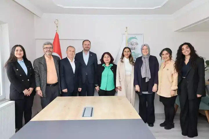 Yeşilay Başkanı, Batı Anadolu'daki Merkezleri Ziyaret Etti